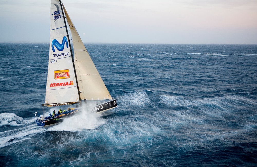 Movistar heads out of Port Phillip Bay and round The Heads in the Volvo Ocean Race restart Melbourne to Wellington (1450Nm). © Oskar Kihlborg/ Volvo Ocean Race 2005-2006   For further images go to http://images.volvooceanrace.org