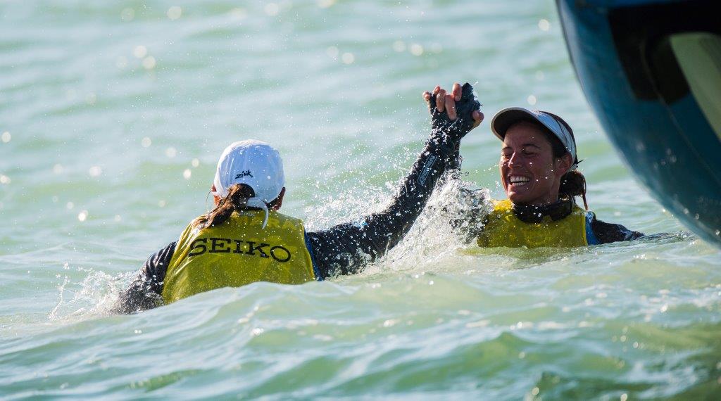 Las regatistas Movistar Támara Echegoyen y Berta Betanzos celebran el título mundial © Jen Edney/Edney AP/49er Class