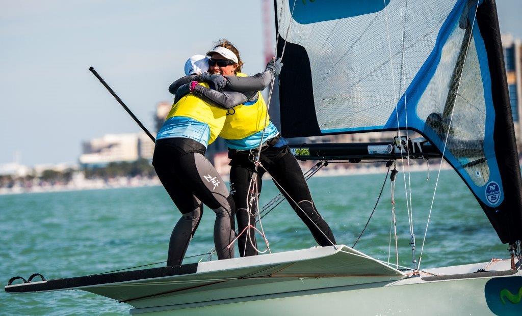 Las regatistas Movistar Támara Echegoyen y Berta Betanzos tras lograr el título mundial de 49erFX. © Jen Edney/Edney AP/49er Class 