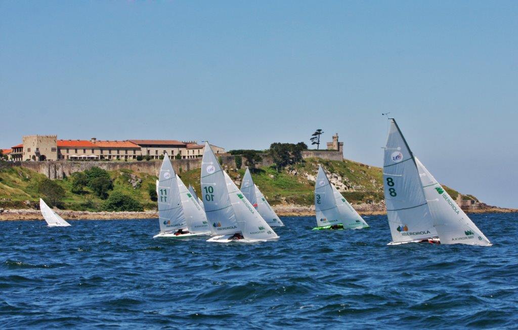 La flota del campeonato pasando frente al parador de Baiona © Rosana Calvo