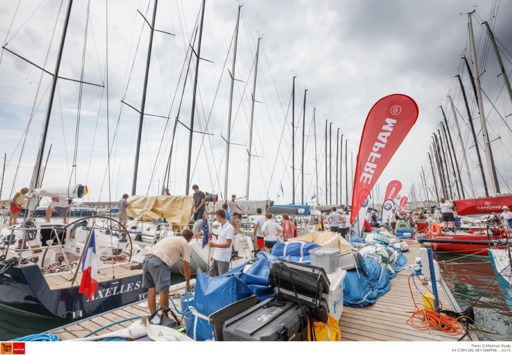 Ambiente en los pantalanes del RCNP antes del comienzo de una de las jornadas de la pasada edición © Nico Martínez/34 Copa del Rey MAPFRE