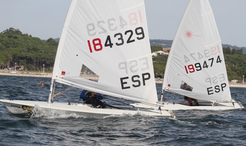 Alvaro Sobral Lusquiños a barlovento. Oro en láser radial del Náutico de La Coruña