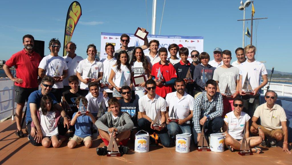 Foto de familia con los premiados de vaurien, 420, radial,_estandar y_4.7 con el Secretario de Deportes de la Xunta de Galicia