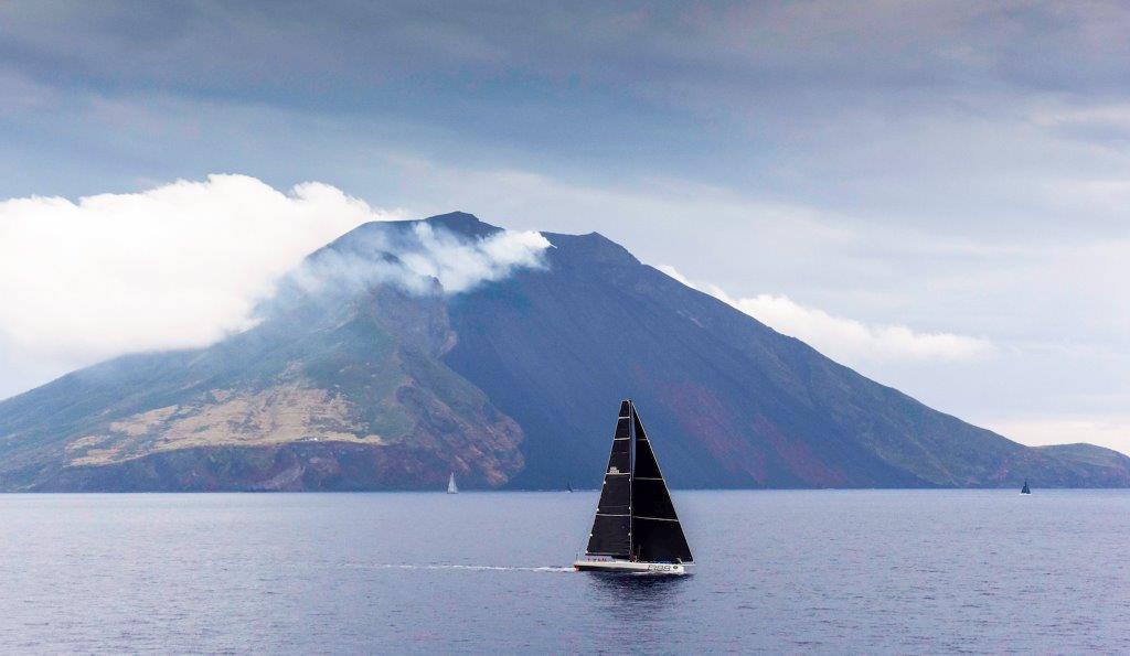  El Rambler, a su paso por Estrómboli © Rolex/Kurt Arrigo 